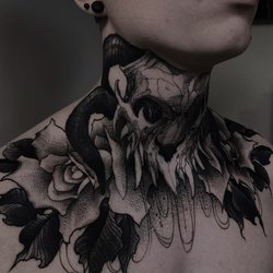 Mužské tetovanie na krku