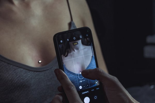 Kurz Piercingu: Microdermal a Surface Techniky