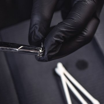 Kurz Piercingu: Microdermal a Surface Techniky