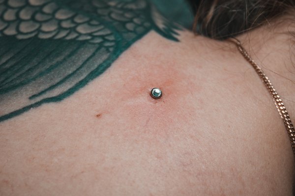 Kurz Piercingu: Microdermal